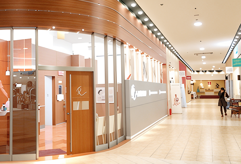 ①クリニック外観②待合室③診療室