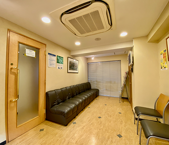 ①外観②待合室③診療室