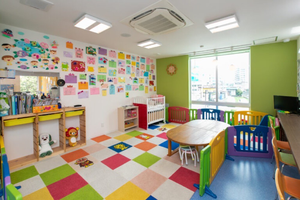 ①受付②診察③キッズスペース