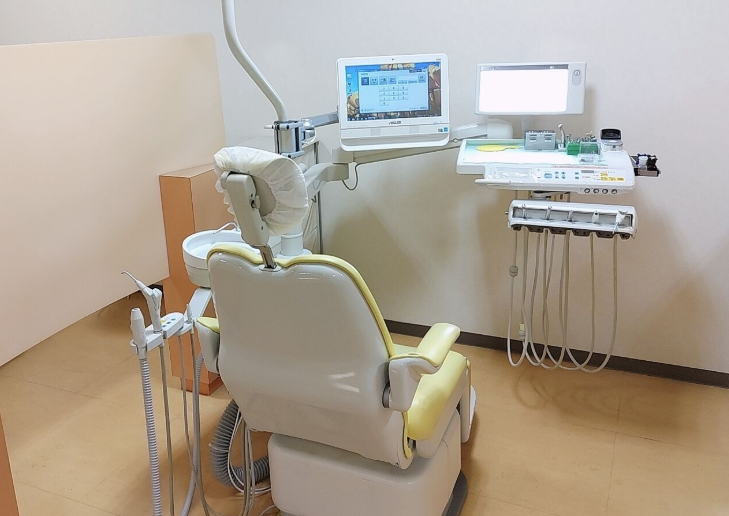 ①外観②待合スペース③診察室