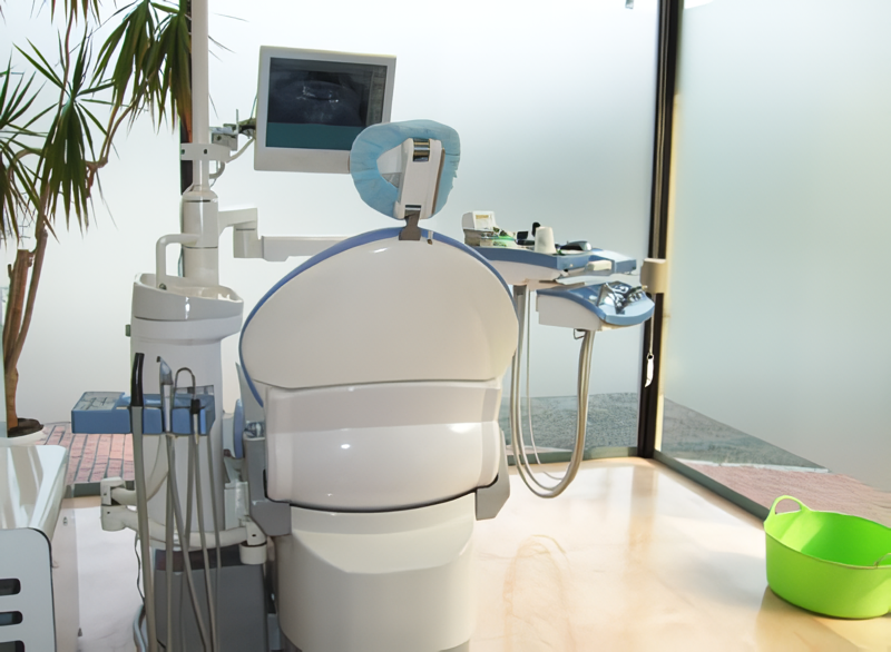 ①クリニック外観②待合室③診療チェア