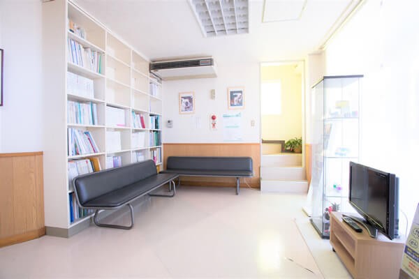 ①外観②受付③待合室