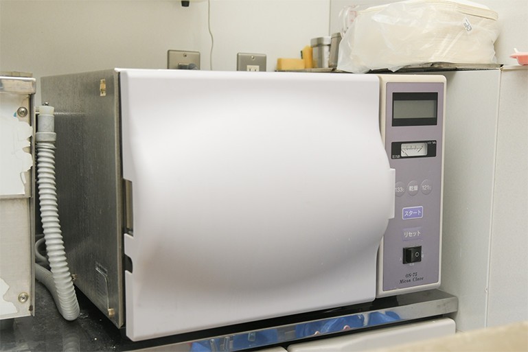 オートクレーブという滅菌機を活用し治療器具を清潔にしています