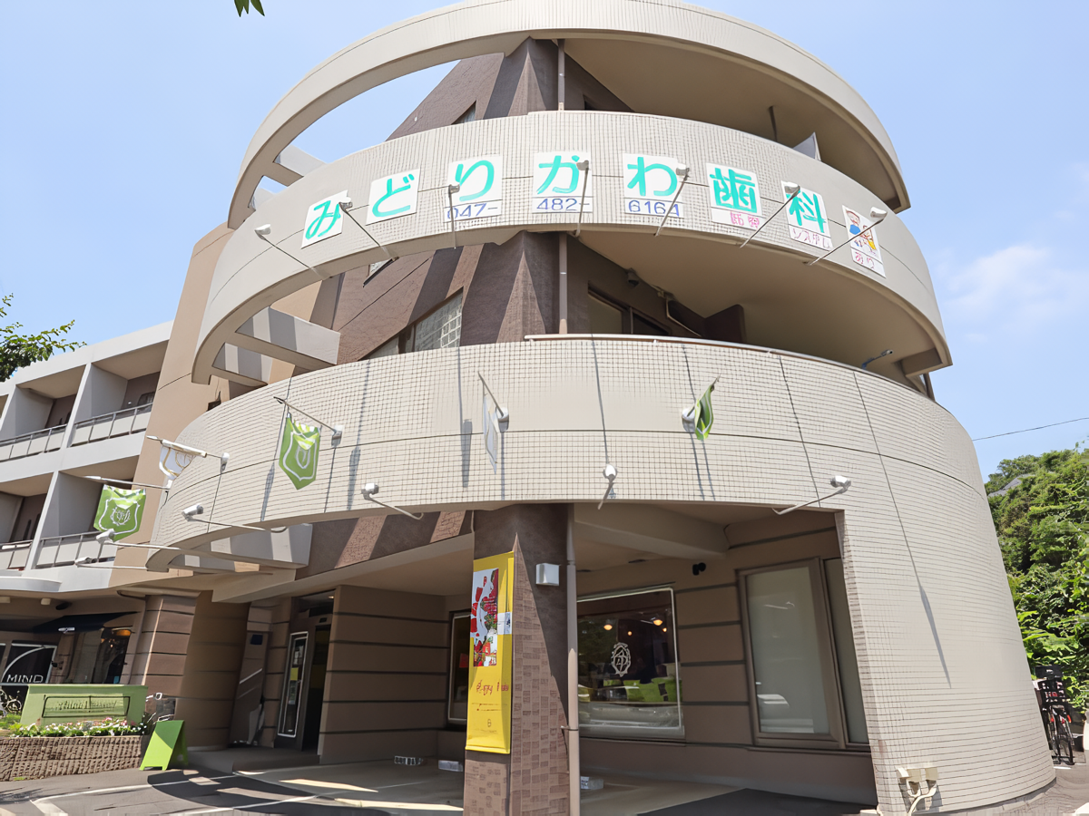 補綴科出身の院長による専門的な入れ歯・インプラント治療を提供