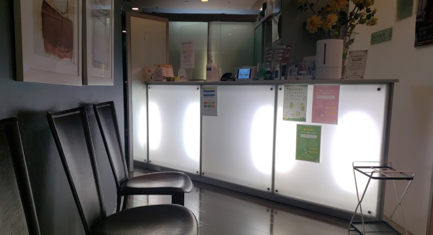 ①クリニック外観　②受付・待合室　③治療器具※写真はイメージです。