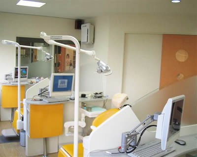 ①外観②受付③診療室