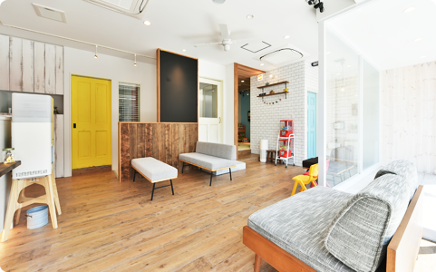 ①外観②待合室③診療室