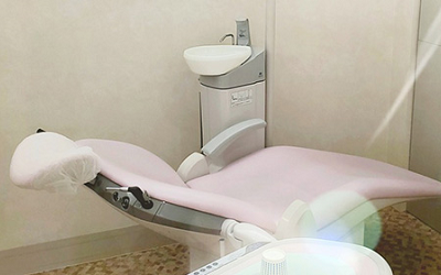 ①クリニック外観②待合室③診療チェア