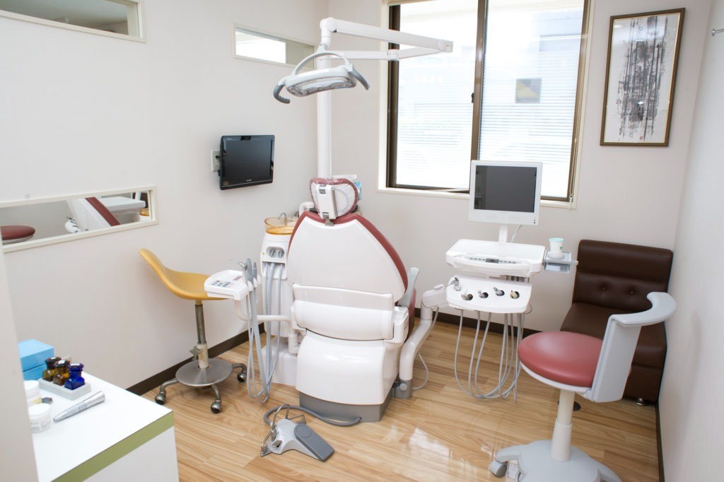 【東風平バス停 徒歩1分・駐車場完備】個室診療で丁寧な説明と衛生管理を大切にする こちんだ歯科クリニック