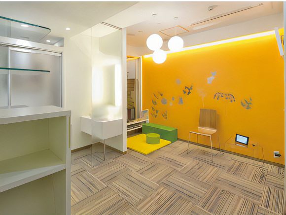 ①クリニック外観②エントランス③待合室