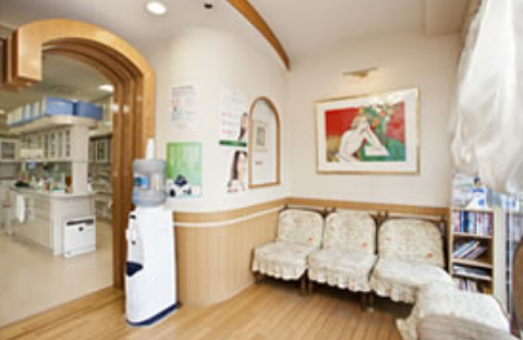 ①受付　②待合室　③診療室