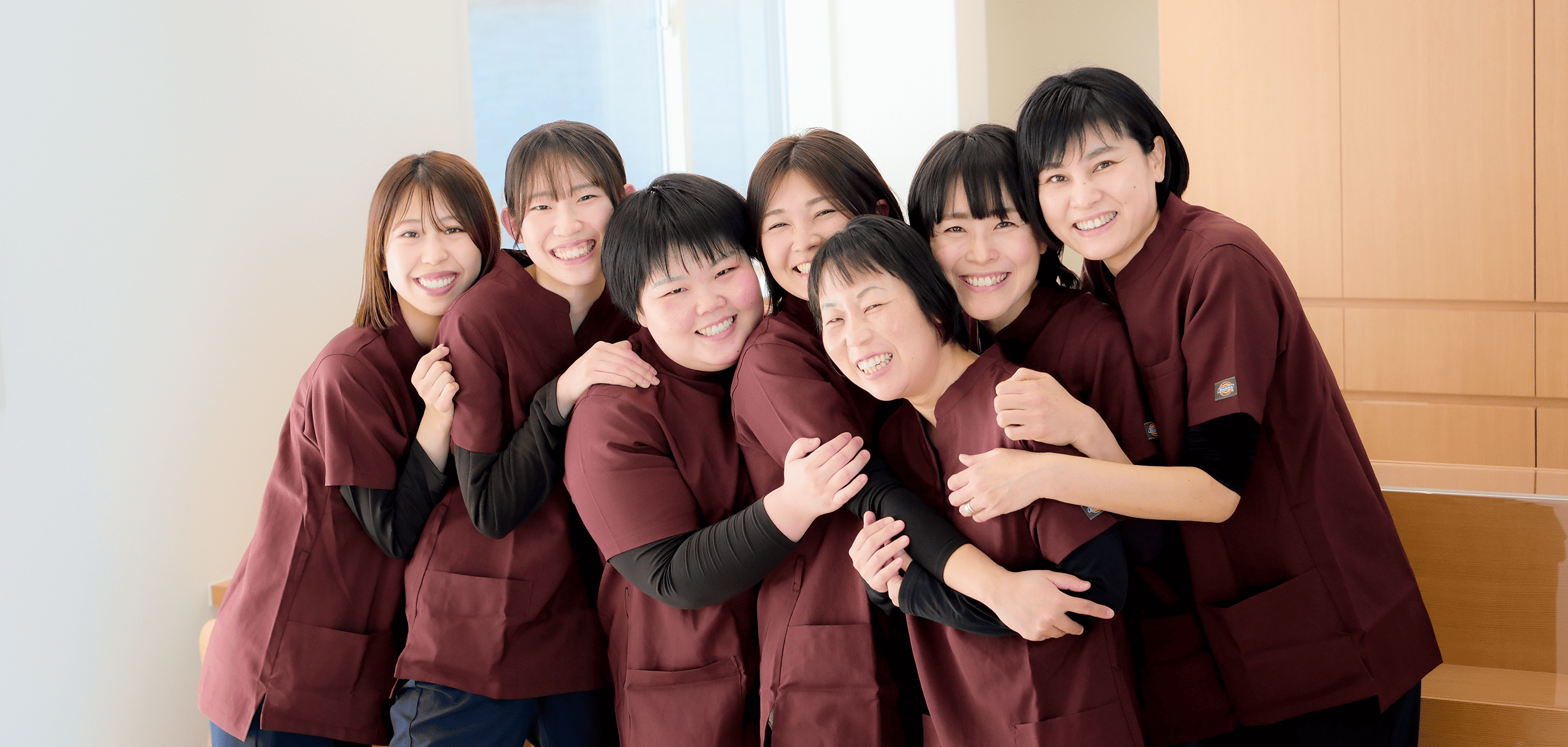 ①医院外観 ②スタッフ ③三代続く歯科医院