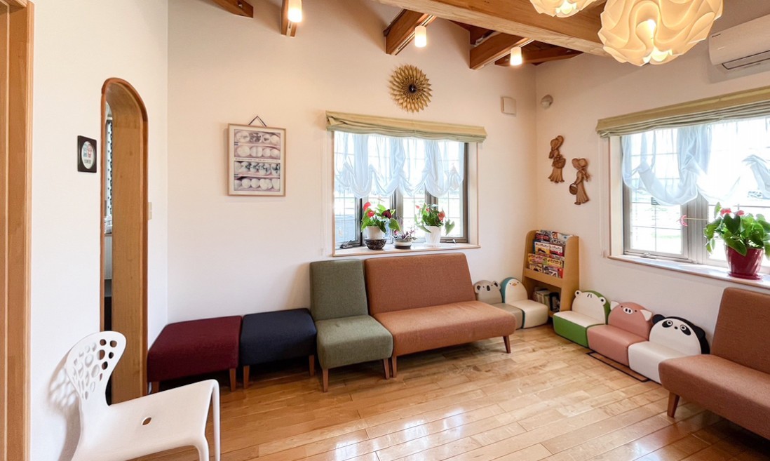 待合室は明るく落ち着ける雰囲気となっています