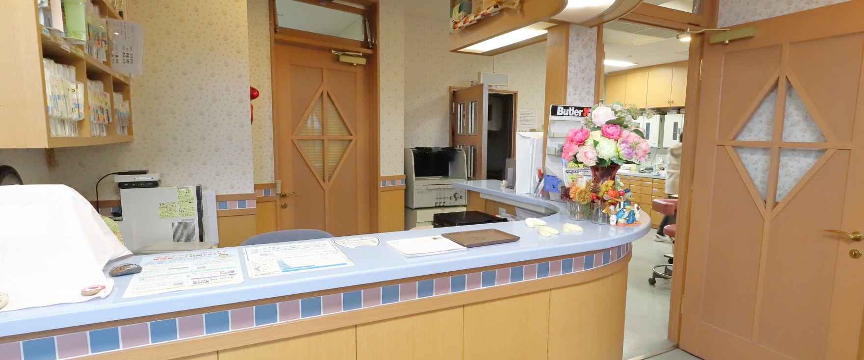 ①外観②受付③診療室