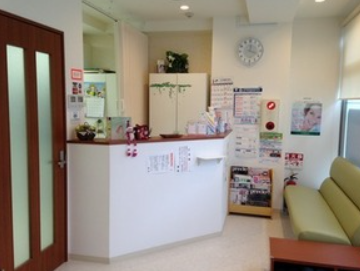 ①駅からのアクセス良好です②受付③診療室
