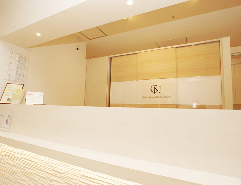 ①クリニック外観②受付③待合室