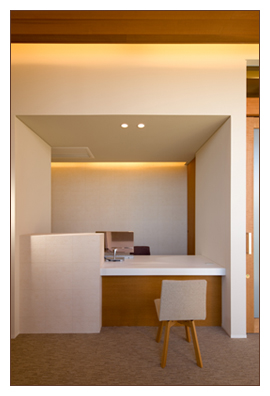 ①外観（夕方）②受付　③待合室