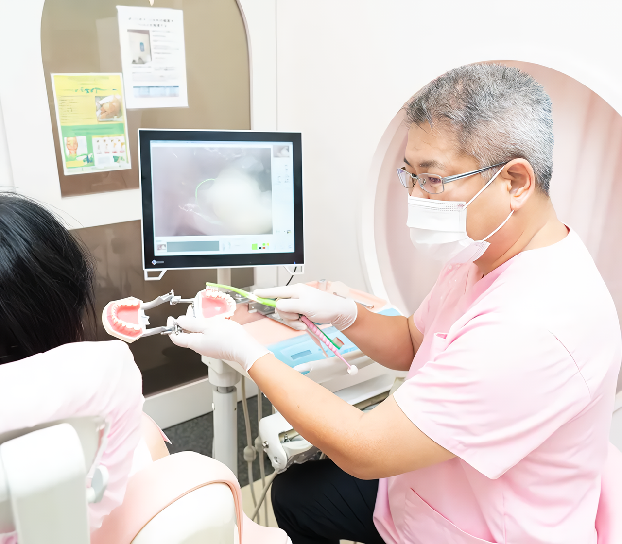 虫歯や歯周病治療などの一般歯科診療に加え、小児歯科、入れ歯・義歯、ホワイトニング、障がいをお持ちの方の治療などを行なっています