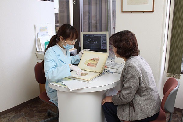 治療は検査から説明、調整まで段階的に進め、長く快適に使える入れ歯を目指しています。