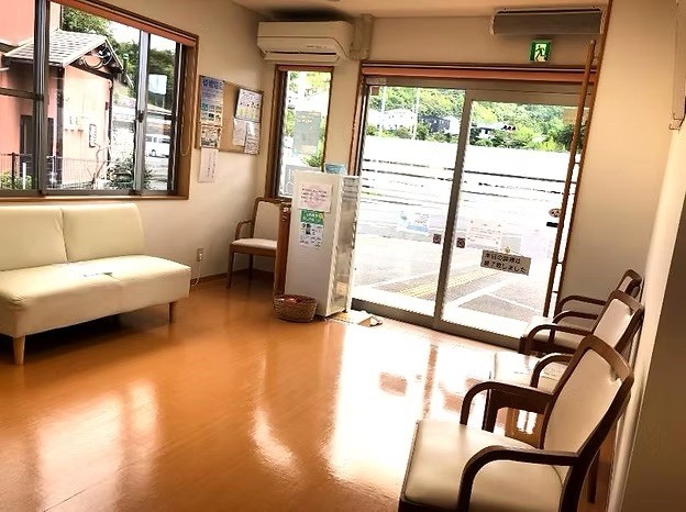 ①外観②待合室③診療ユニット