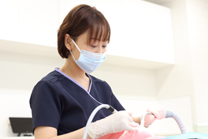 日本口腔外科学会口腔外科認定医の副院長が確かな治療を提供しています