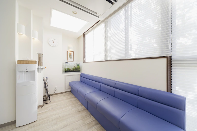 ①診療の様子②診療室③待合室