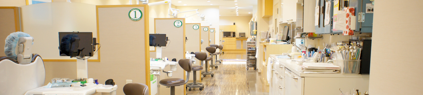 ①クリニック外観　②診療チェア　③診療室