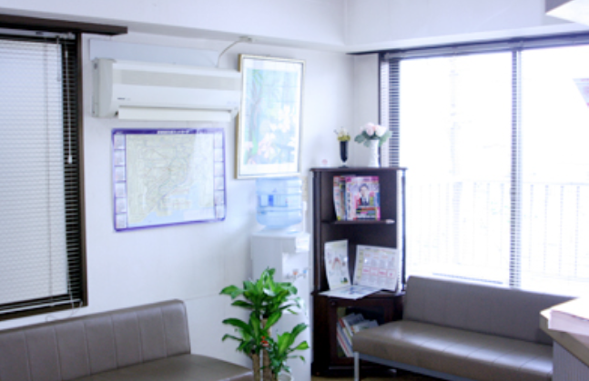 ①クリニック外観②待合室③診療室