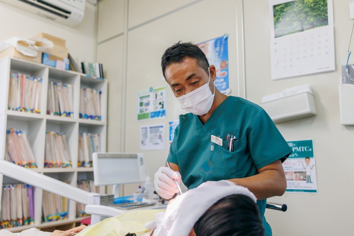 装着感や審美性、耐久性が異なるため、口腔状態や希望に応じて選択します。