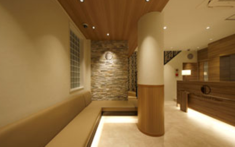 ①外観②受付③待合室