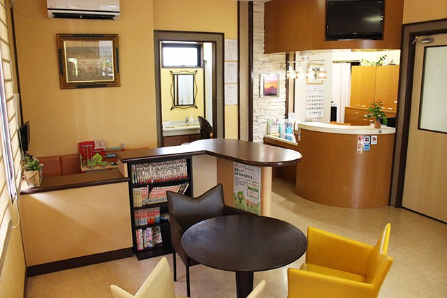 ①クリニック外観　②受付　③待合室