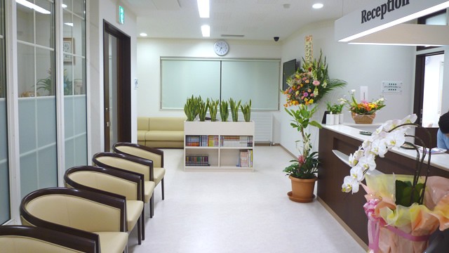 待合室は白を基調とした清潔感のあるつくりとなっています