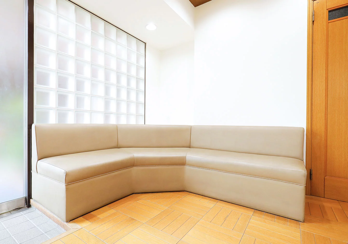 ①医院外観②待合室③診療室