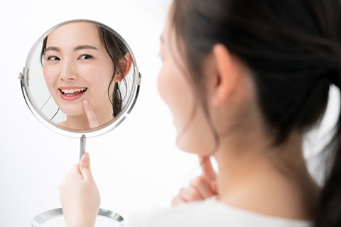 魅せる笑顔、見せる歯に