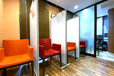 ①外観②受付③待合スペース