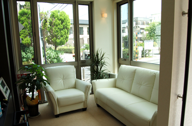 ①クリニック外観　②待合室　③診療室