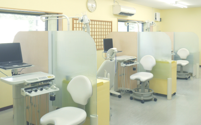 ①外観②待合スペース③治療室