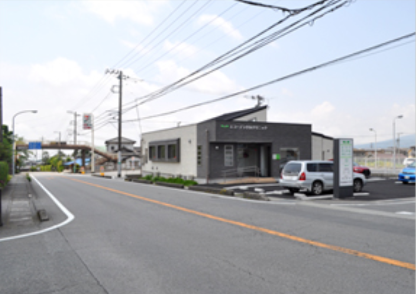 ①クリニック外観　②受付　③パウダールーム