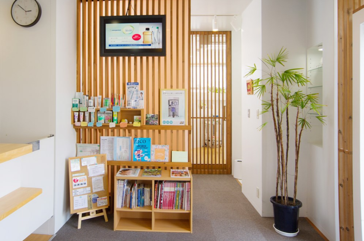 ①クリニック外観　②受付　③待合室