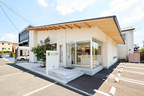 ①外観②待合室③診療室