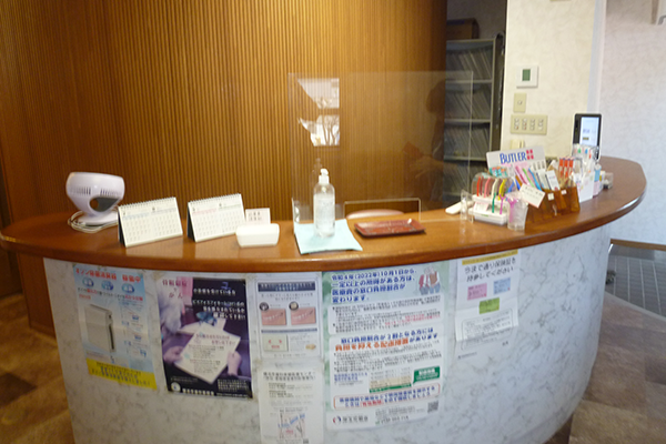 ①クリニック外観　②受付　③待合室