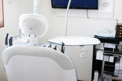 明るい診療室でリラックスしながら治療を受けられます