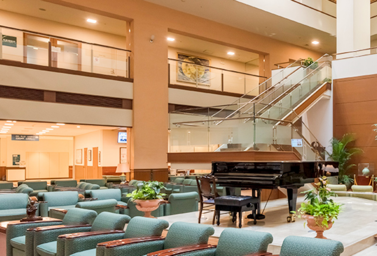 ①ロビー②外観③受付