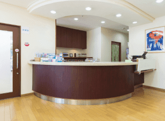 ①外観②受付③待合室