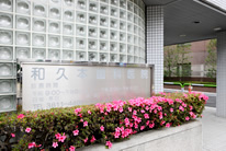 ①建物外観②入口③待合室