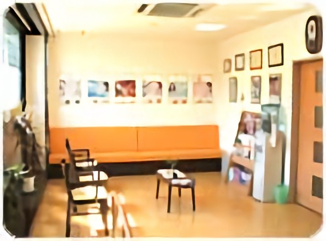 ①外観②待合室③バリアフリー設計