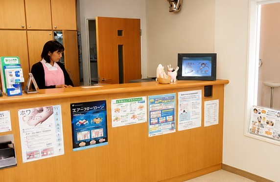 ①クリニック外観②受付③待合室