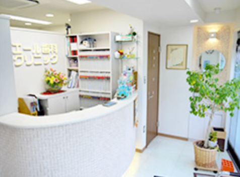 ①クリニック外観　②受付　③待合室