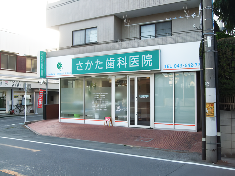 ①クリニック外観②待合室③診療チェア