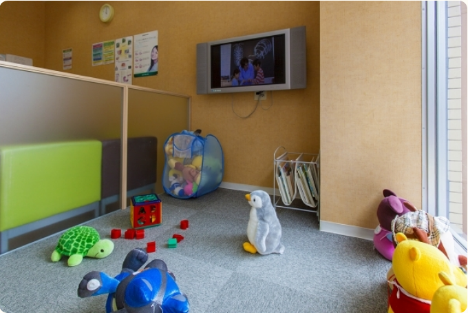 ①クリニック外観②受付③キッズコーナー